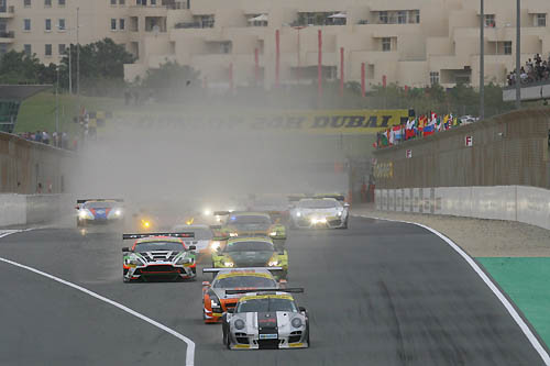 Start 24 Hours of Dubai 2013:  Bleekemolen neemt initiatief, brandje bij Thim
